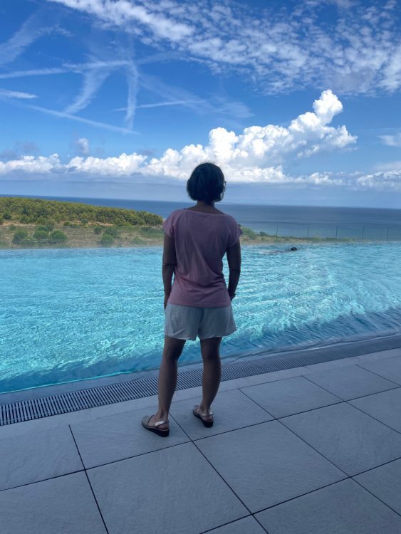 Tanja Hauton-Zitt am Pool, von hinten fotografiert