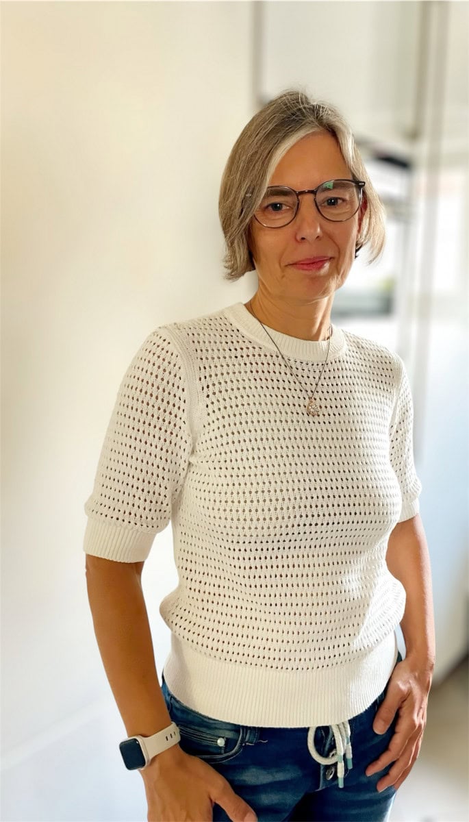 Tanja steht in der Küche