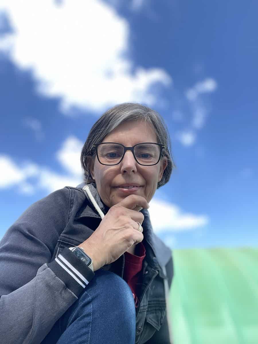 Tanja Hauton-Zitt draußen vor blauem Himmel